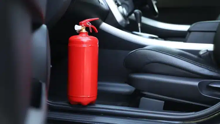 Lei de trânsito: extintor de incêndio obrigatório deixa de valer para carros de passeio no Brasil, veja o que muda e quem ainda precisa
