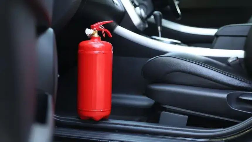 Lei de trânsito: extintor de incêndio obrigatório deixa de valer para carros de passeio no Brasil, veja o que muda e quem ainda precisa