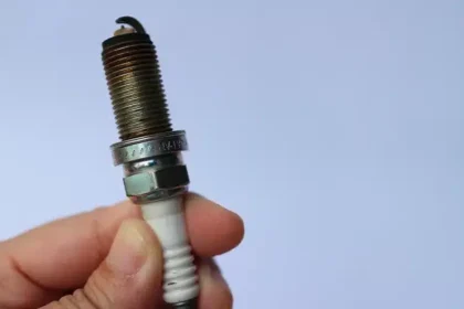 Vela de igni&ccedil;&atilde;o suja: 9 sinais que indicam troca urgente e o que fazer antes que o motor sofra