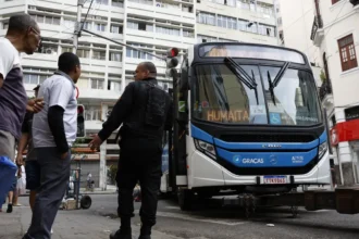 Megaoperação no Rio: como o trânsito colapsou com 200 linhas de ônibus alteradas, 71 veículos em barricadas e bloqueios na Avenida Brasil e Linha Amarela