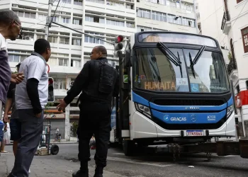 Megaoperação no Rio: como o trânsito colapsou com 200 linhas de ônibus alteradas, 71 veículos em barricadas e bloqueios na Avenida Brasil e Linha Amarela