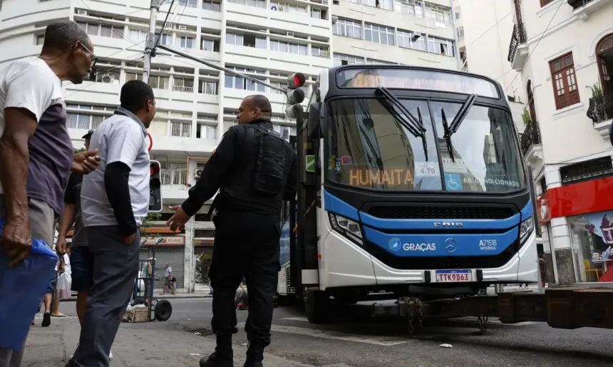 Megaoperação no Rio: como o trânsito colapsou com 200 linhas de ônibus alteradas, 71 veículos em barricadas e bloqueios na Avenida Brasil e Linha Amarela