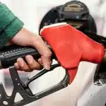 Gasolina aditivada vale a pena? Entenda benefícios reais