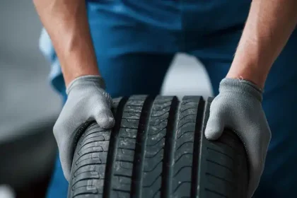 PNEUS T&Ecirc;M DATA DE VALIDADE? Descubra como o c&oacute;digo DOT revela se seu pneu est&aacute; seguro para rodar ou se &eacute; uma bomba-rel&oacute;gio esperando estourar