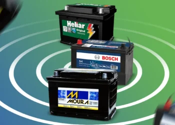 Imagem com baterias automotivas das marcas Moura, Heliar e Bosch dispostas sobre um fundo com círculos concêntricos verdes e brancos, representando energia e tecnologia. Ideal para ilustrar comparativos de desempenho e capacidade entre diferentes modelos de bateria automotiva.
