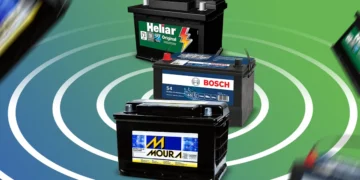 Imagem com baterias automotivas das marcas Moura, Heliar e Bosch dispostas sobre um fundo com círculos concêntricos verdes e brancos, representando energia e tecnologia. Ideal para ilustrar comparativos de desempenho e capacidade entre diferentes modelos de bateria automotiva.