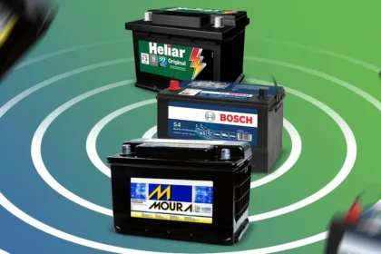 Imagem com baterias automotivas das marcas Moura, Heliar e Bosch dispostas sobre um fundo com c&iacute;rculos conc&ecirc;ntricos verdes e brancos, representando energia e tecnologia. Ideal para ilustrar comparativos de desempenho e capacidade entre diferentes modelos de bateria automotiva.