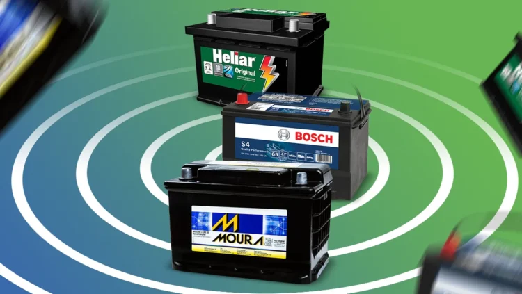 Imagem com baterias automotivas das marcas Moura, Heliar e Bosch dispostas sobre um fundo com círculos concêntricos verdes e brancos, representando energia e tecnologia. Ideal para ilustrar comparativos de desempenho e capacidade entre diferentes modelos de bateria automotiva.