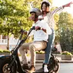 Ciclomotores: regras de CNH, emplacamento e capacete valem a partir de 2026, saiba limites de velocidade, potência, circulação e multas