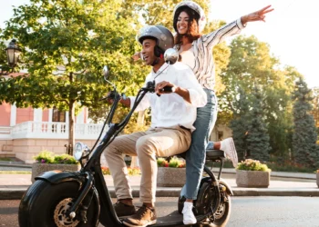 Ciclomotores: regras de CNH, emplacamento e capacete valem a partir de 2026, saiba limites de velocidade, potência, circulação e multas