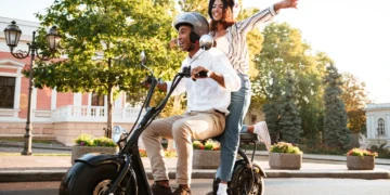 Ciclomotores: regras de CNH, emplacamento e capacete valem a partir de 2026, saiba limites de velocidade, potência, circulação e multas