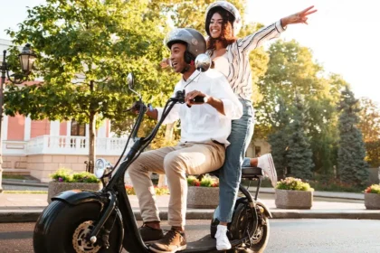 Ciclomotores: regras de CNH, emplacamento e capacete valem a partir de 2026, saiba limites de velocidade, pot&ecirc;ncia, circula&ccedil;&atilde;o e multas