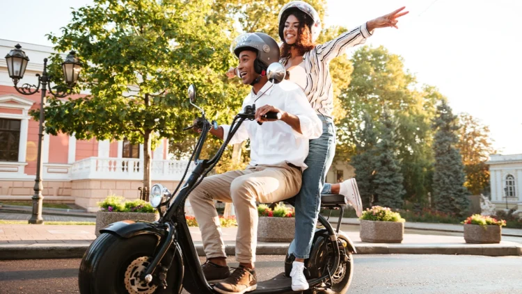 Ciclomotores: regras de CNH, emplacamento e capacete valem a partir de 2026, saiba limites de velocidade, potência, circulação e multas