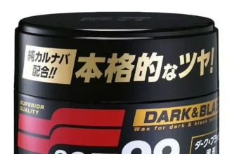 aplicação da cera de carnaúba Premium 300g Soft99 Dark & Black em carro preto