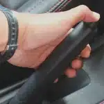 Freio de mão frouxo: ajuste simples que evita acidentes