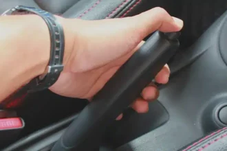 Freio de mão frouxo: ajuste simples que evita acidentes