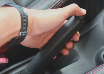 Freio de mão frouxo: ajuste simples que evita acidentes