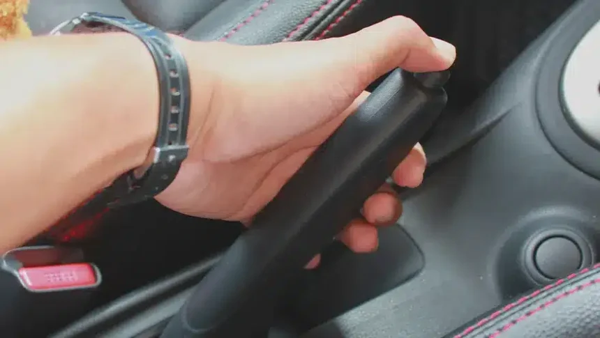 Freio de mão frouxo: ajuste simples que evita acidentes