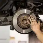 Freio travando: causas comuns e riscos à direção