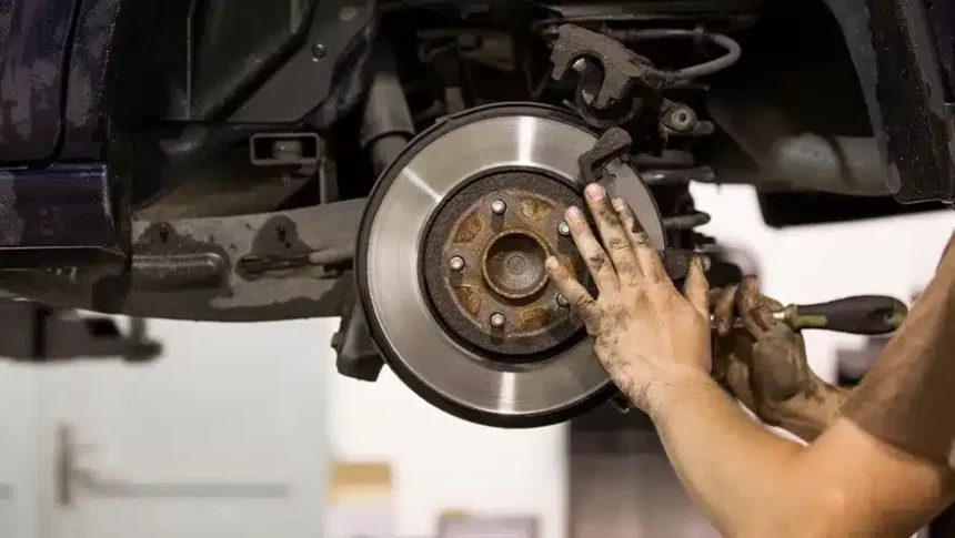 Freio travando: causas comuns e riscos à direção