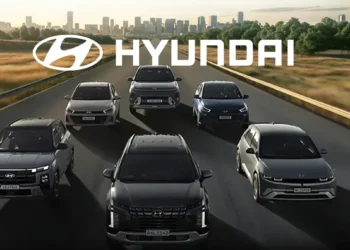 Imagem com seis carros da Hyundai em uma estrada, com o logotipo da marca em destaque acima dos veículos, representando a nova política de manutenção e reparos autorizados implementada pela montadora.