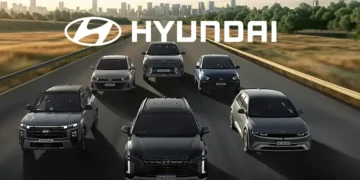 Imagem com seis carros da Hyundai em uma estrada, com o logotipo da marca em destaque acima dos veículos, representando a nova política de manutenção e reparos autorizados implementada pela montadora.