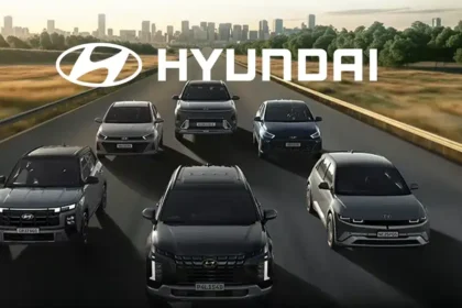 Imagem com seis carros da Hyundai em uma estrada, com o logotipo da marca em destaque acima dos ve&iacute;culos, representando a nova pol&iacute;tica de manuten&ccedil;&atilde;o e reparos autorizados implementada pela montadora.