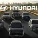 Imagem com seis carros da Hyundai em uma estrada, com o logotipo da marca em destaque acima dos veículos, representando a nova política de manutenção e reparos autorizados implementada pela montadora.