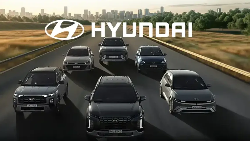 Imagem com seis carros da Hyundai em uma estrada, com o logotipo da marca em destaque acima dos veículos, representando a nova política de manutenção e reparos autorizados implementada pela montadora.