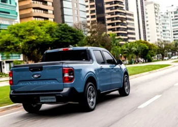 Ford Maverick híbrida 4×4 evolui com interior renovado e central de 13,2″, mantém preço em R$ 239.990, mas ganho de desempenho é pouco perceptível