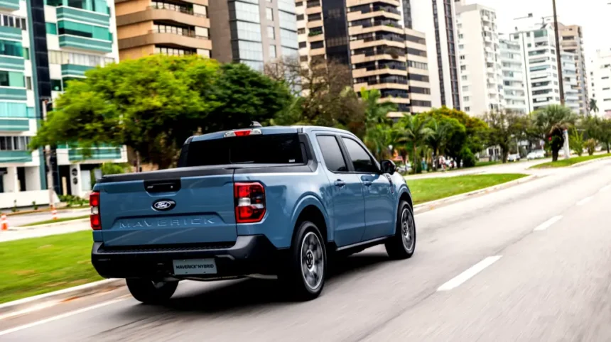 Ford Maverick híbrida 4×4 evolui com interior renovado e central de 13,2″, mantém preço em R$ 239.990, mas ganho de desempenho é pouco perceptível