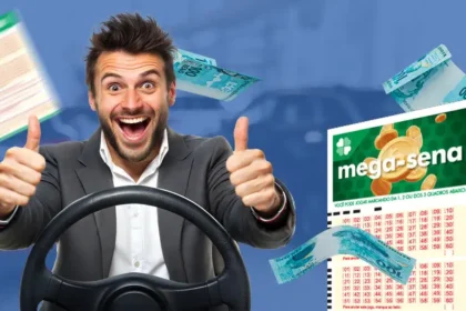 Homem empolgado segurando bilhetes da Mega Sena e sorrindo ao volante, simbolizando as simula&ccedil;&otilde;es de quantos carros &eacute; poss&iacute;vel comprar com o pr&ecirc;mio milion&aacute;rio do concurso 2938.