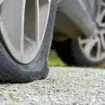 Pneu furou sozinho? Entenda causas ocultas e prevenção