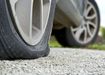 Pneu furou sozinho? Entenda causas ocultas e prevenção