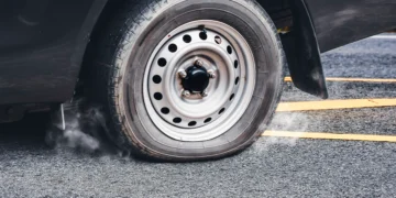 Pneu murcho risco: entenda os perigos de rodar com pouca pressão e os custos envolvidos