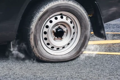 Pneu murcho risco: entenda os perigos de rodar com pouca press&atilde;o e os custos envolvidos