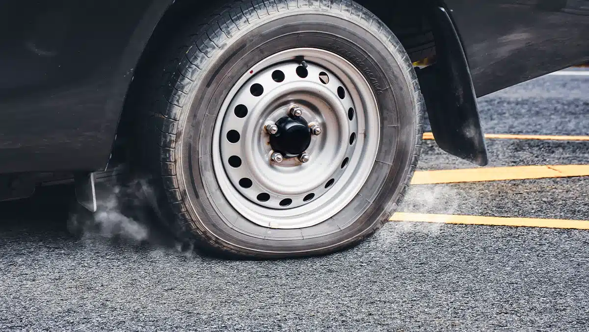 Pneu murcho risco: entenda os perigos de rodar com pouca pressão e os custos envolvidos