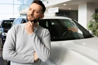 Vale a pena comprar um carro que vai sair de linha? Entenda riscos, custos de manutenção, disponibilidade de peças e quando a oferta pode ser vantajosa