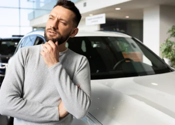 Vale a pena comprar um carro que vai sair de linha? Entenda riscos, custos de manutenção, disponibilidade de peças e quando a oferta pode ser vantajosa