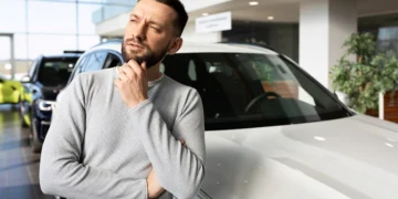 Vale a pena comprar um carro que vai sair de linha? Entenda riscos, custos de manutenção, disponibilidade de peças e quando a oferta pode ser vantajosa