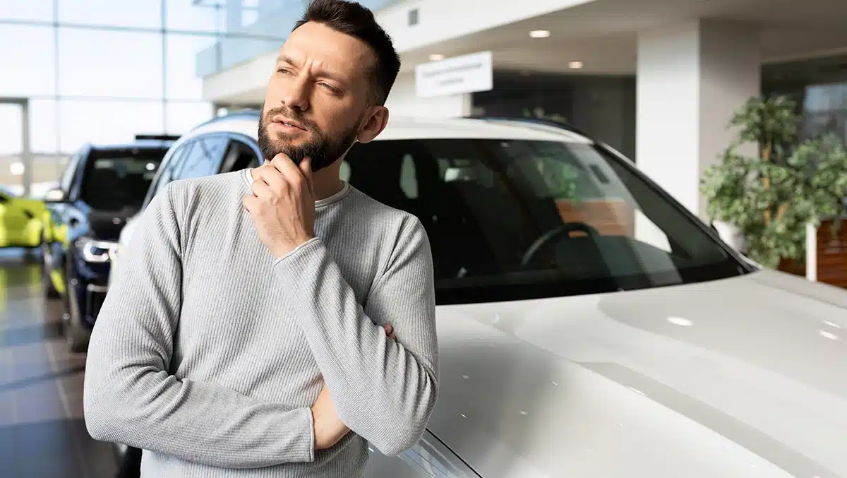 Vale a pena comprar um carro que vai sair de linha? Entenda riscos, custos de manutenção, disponibilidade de peças e quando a oferta pode ser vantajosa