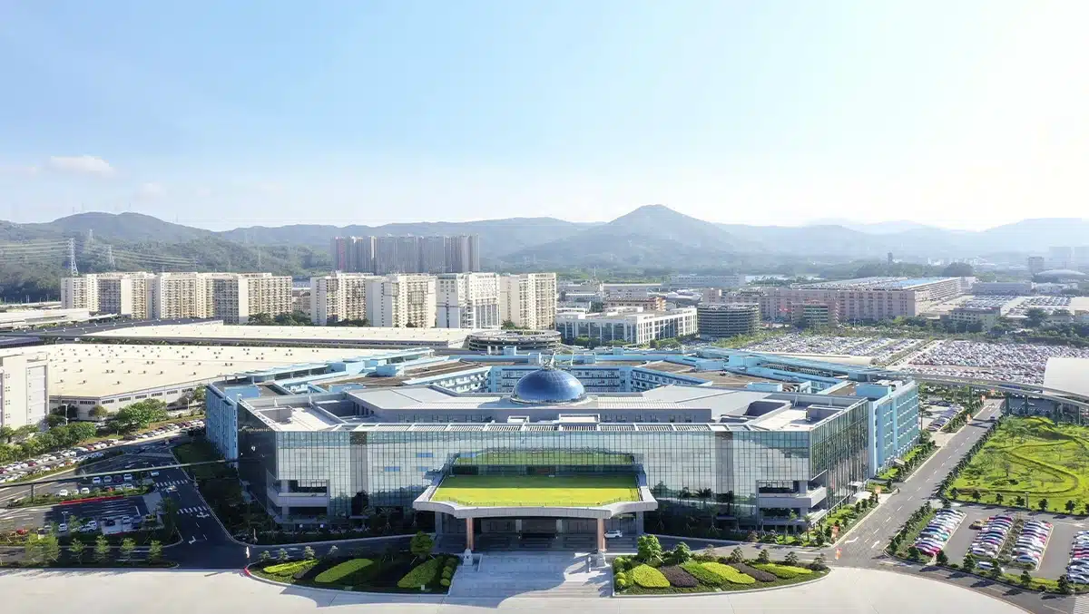 BYD No Brasil história: como a gigante chinesa virou o jogo no mercado automotivo e fez de Camaçari seu trampolim