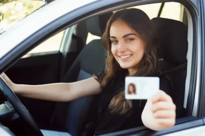 Mulher sorridente dentro de um carro segurando sua CNH, simbolizando a conquista da habilita&ccedil;&atilde;o gratuita pelo programa CNH Social destinado a pessoas de baixa renda.
