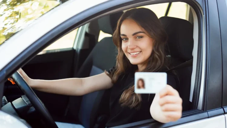 Mulher sorridente dentro de um carro segurando sua CNH, simbolizando a conquista da habilitação gratuita pelo programa CNH Social destinado a pessoas de baixa renda.