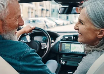 Idosos não precisam pagar pedágios? Tudo sobre a lei, projetos no Congresso e as multas previstas