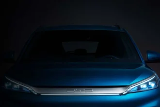 Mercado Chinês: BYD perde o topo para SAIC, enfrenta queda de 32,6% no lucro e ações em baixa!