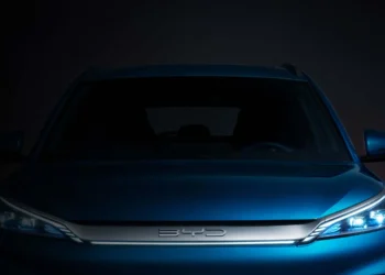 Mercado Chinês: BYD perde o topo para SAIC, enfrenta queda de 32,6% no lucro e ações em baixa!