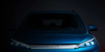 Mercado Chinês: BYD perde o topo para SAIC, enfrenta queda de 32,6% no lucro e ações em baixa!