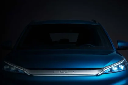 Mercado Chin&ecirc;s: BYD perde o topo para SAIC, enfrenta queda de 32,6% no lucro e a&ccedil;&otilde;es em baixa!