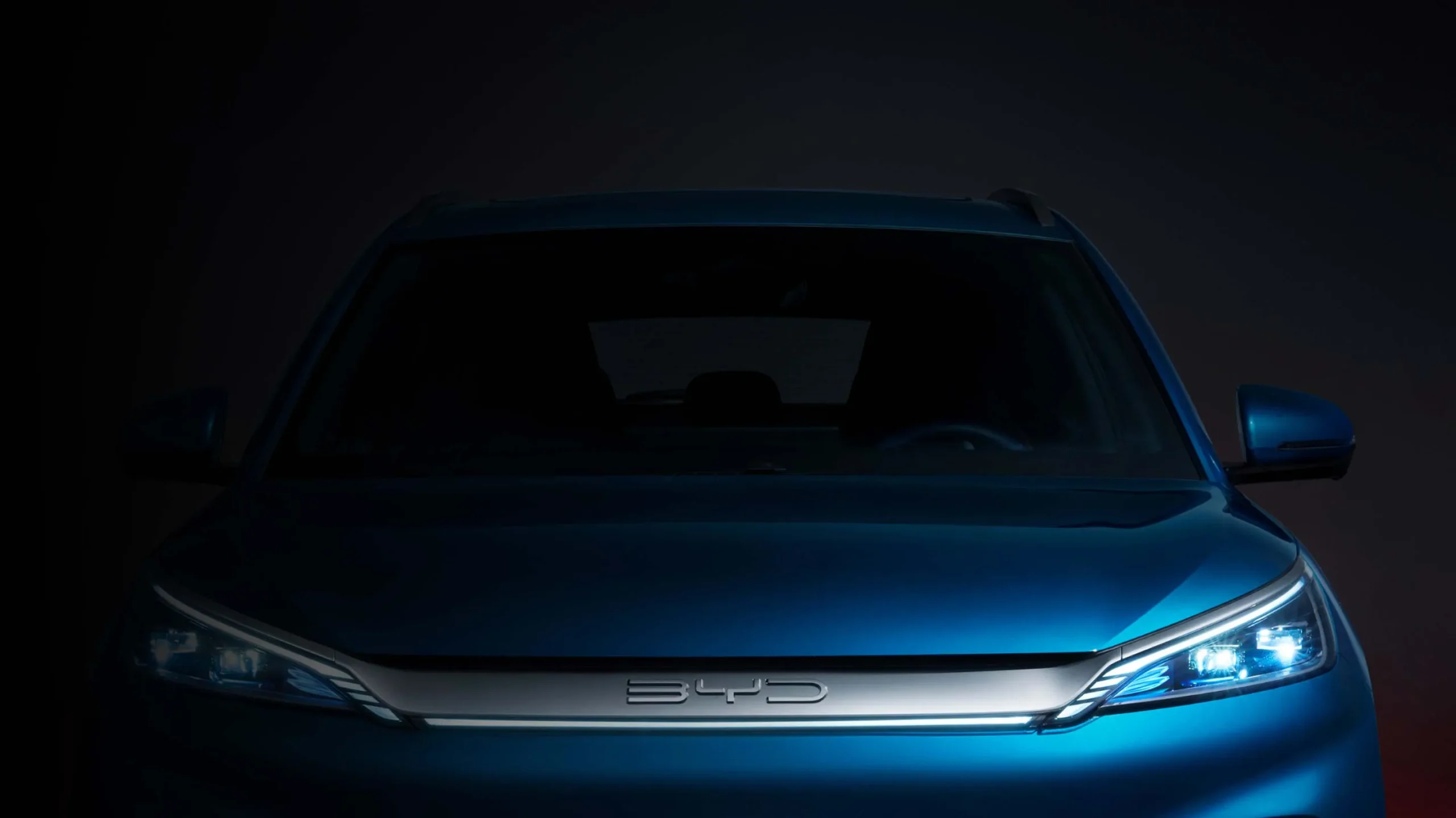 Mercado Chinês: BYD perde o topo para SAIC, enfrenta queda de 32,6% no lucro e ações em baixa!